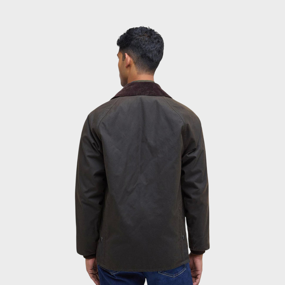 Barbour Classic Bedale Wax Jakke i Olive vist bagfra på model