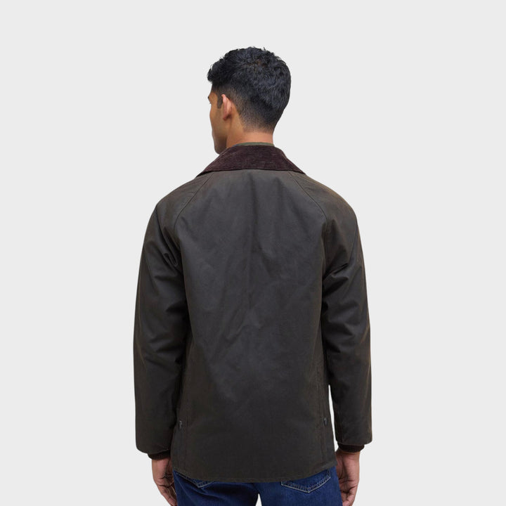 Barbour Classic Bedale Wax Jakke i Olive vist bagfra på model