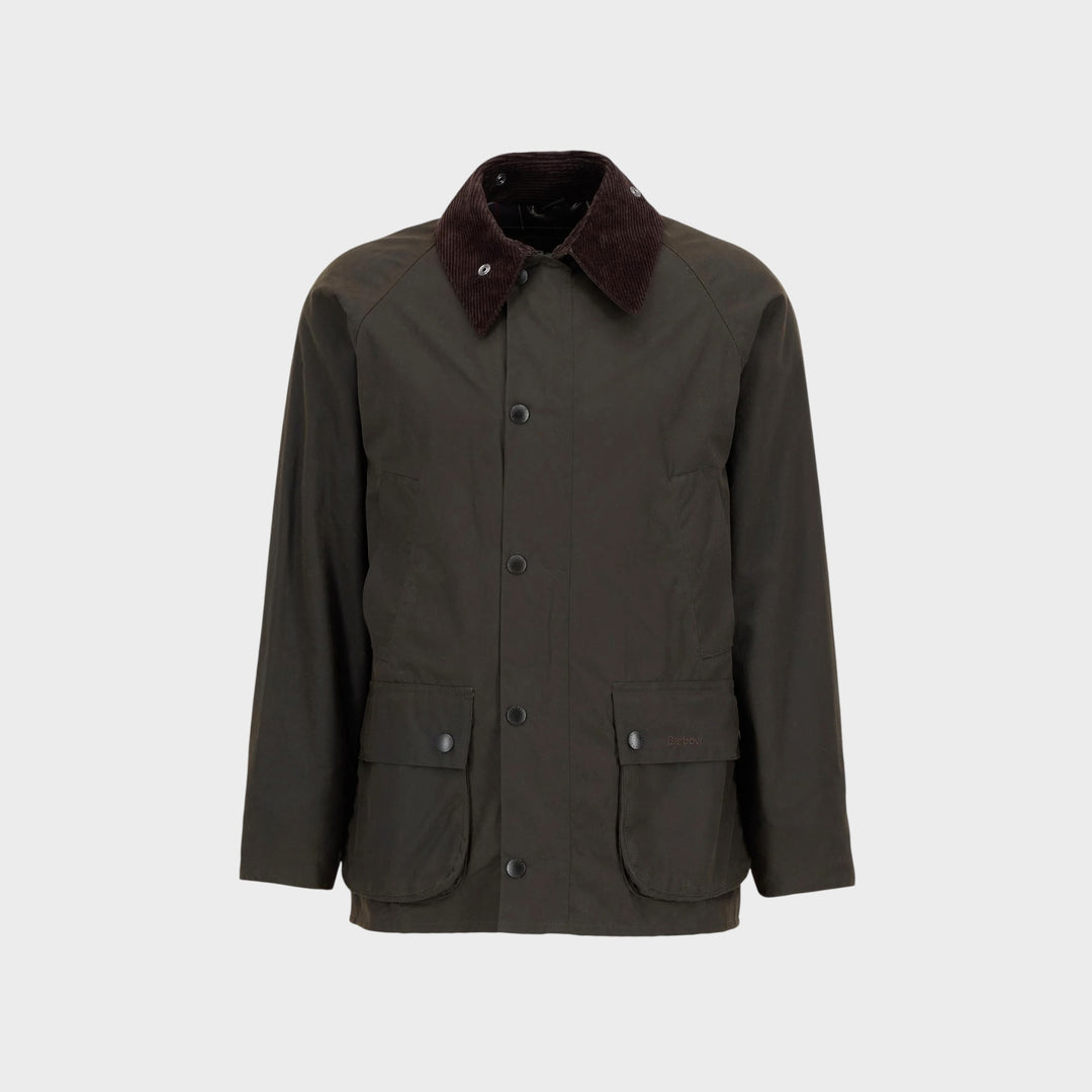Barbour Classic Bedale Wax Jakke i Olive set forfra med brun fløjlskrave og bellow-lommer