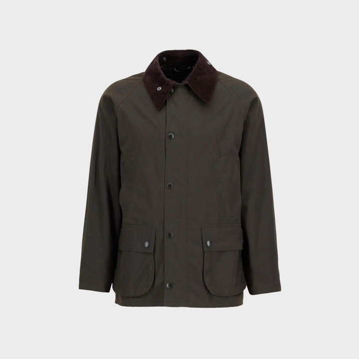 Barbour Classic Bedale Wax Jakke i Olive set forfra med brun fløjlskrave og bellow-lommer