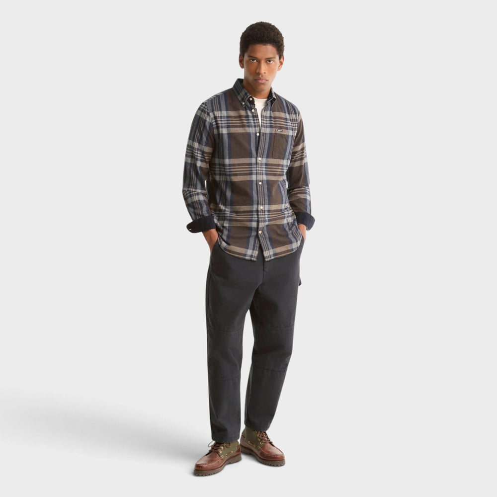 Barbour Dovedale Tailored Skjorte i Dark Sand vist i fuldt outfit på model