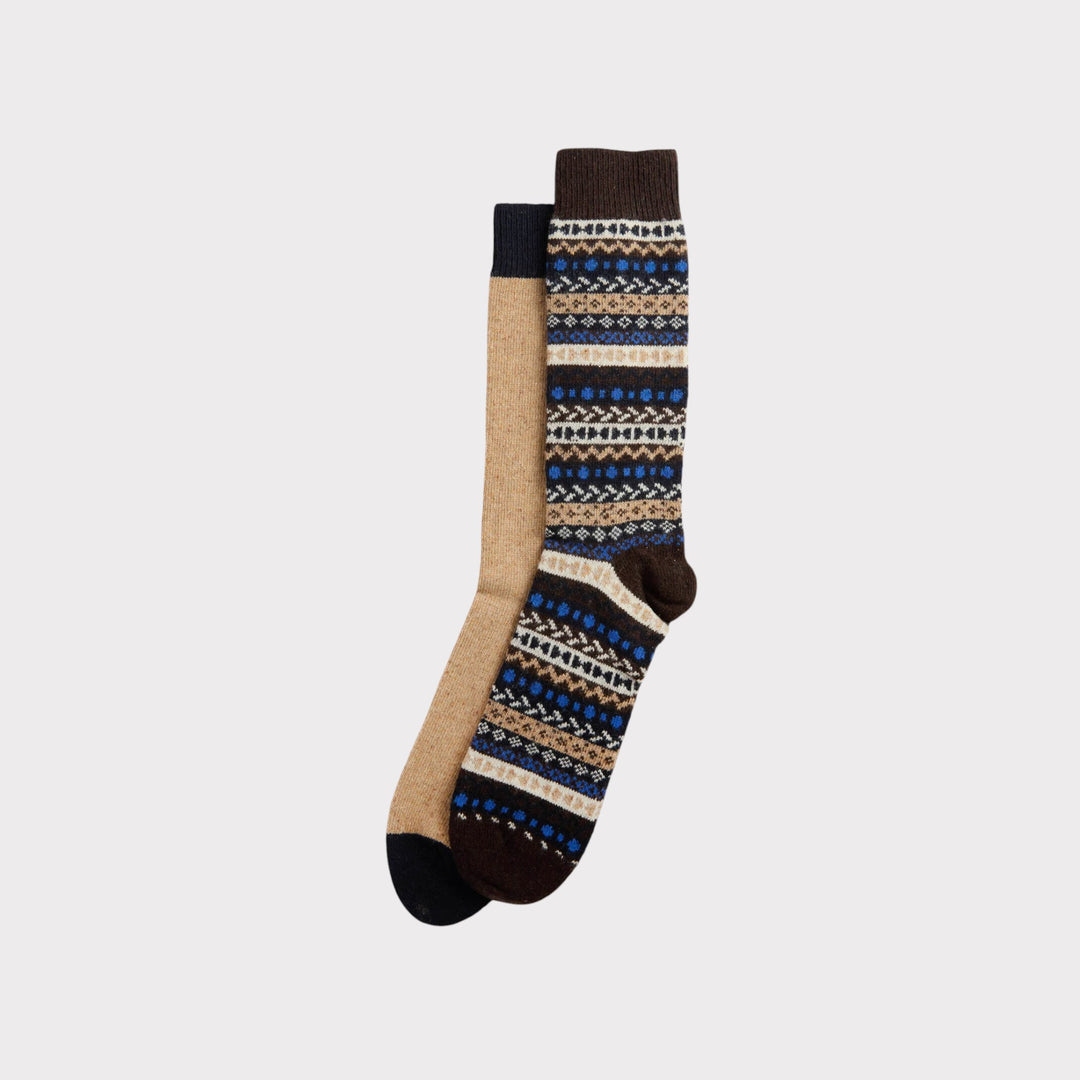 Barbour fairisle 2 Pack Socks i sand med et ensfarvet og et mønstret par vist ved siden af hinanden.