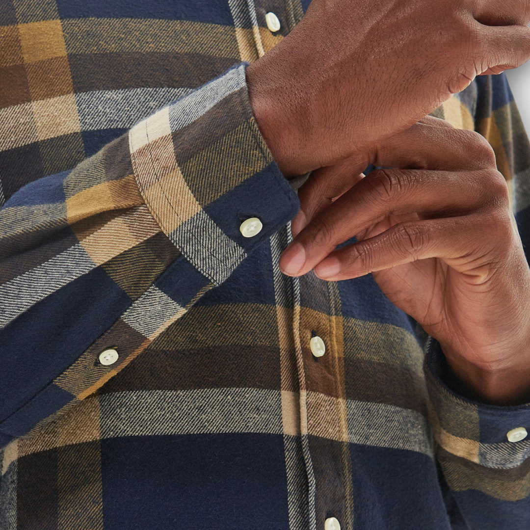 Close-up af button-down krave og knaplukning på Barbour Folley Skjorte i Navy