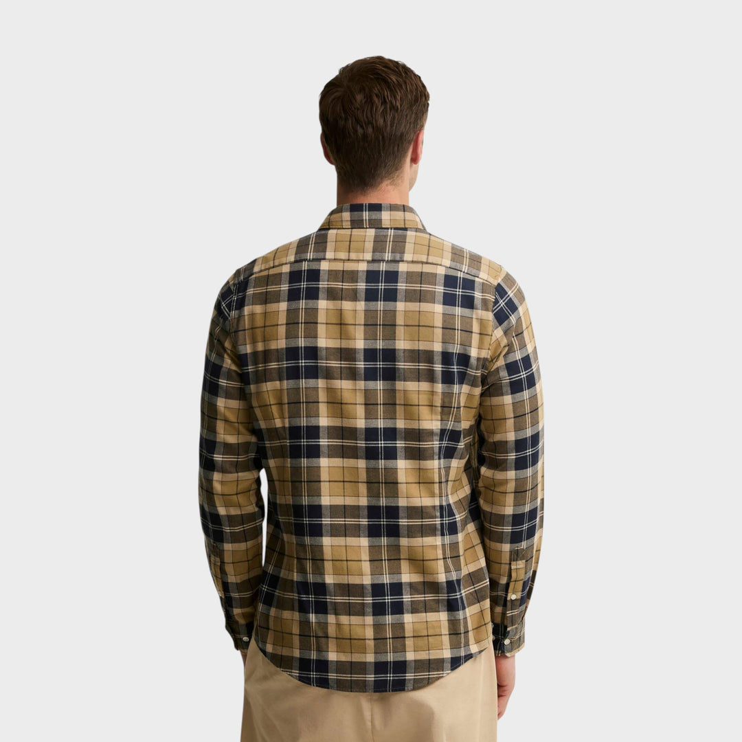 Close-up af button-down krave brystlomme og Barbour-label på Fortrose Skjorte