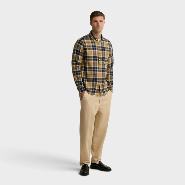 Barbour Fortrose Tailored Skjorte i Shadow Classic Tartan vist i fuldt outfit