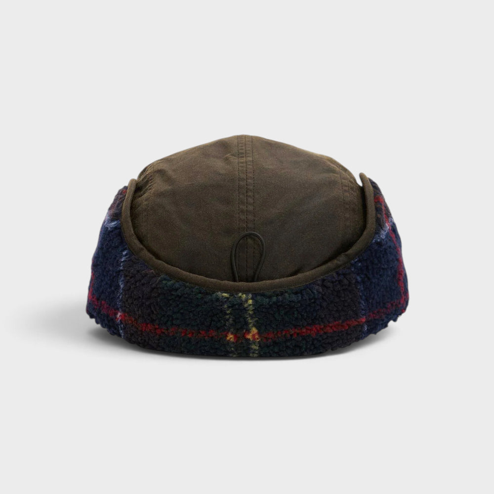 Barbour Lonnen Carpenter Kasket i Olive set bagfra med nedfoldet tartan-fleece