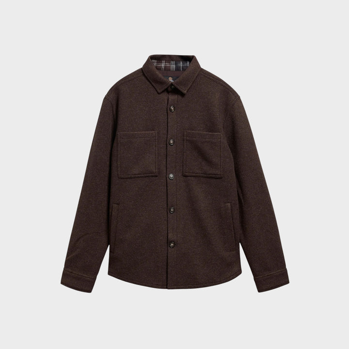 Barbour Marltown Tailored Wool Blend Overshirt i Dark Oak – set forfra med to brystlommer og knaplukning