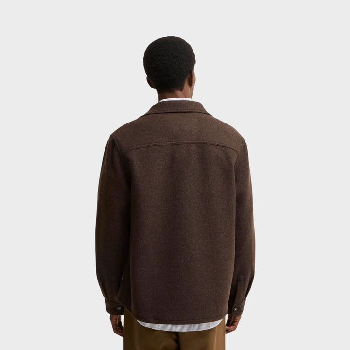 Barbour Marltown Tailored Wool Blend Overshirt i Dark Oak – vist bagfra på model