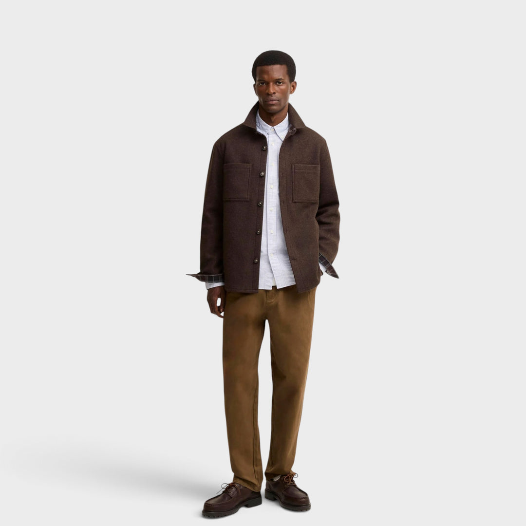 Barbour Marltown Tailored Wool Blend Overshirt i Dark Oak – vist på model i helfigur med brunlige bukser