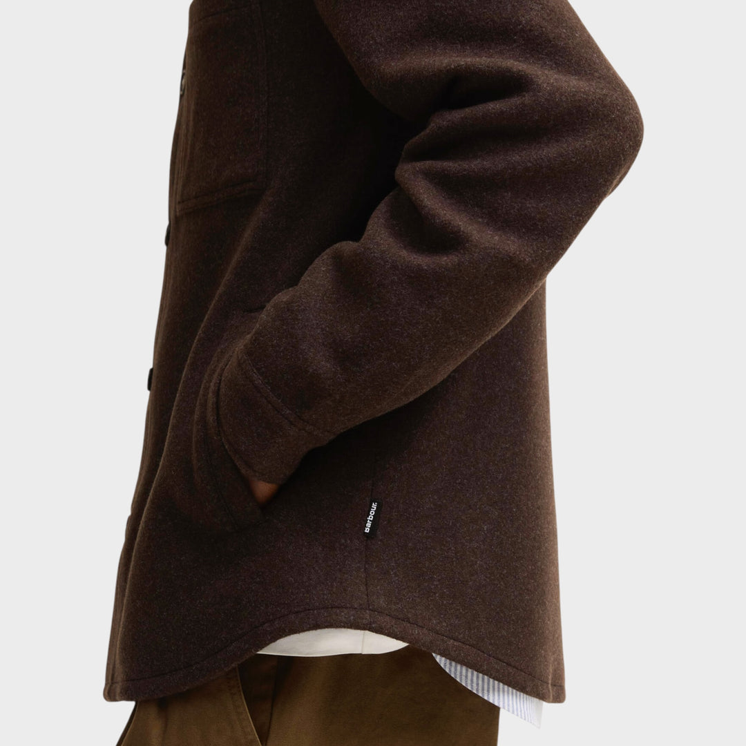 Barbour Marltown Tailored Wool Blend Overshirt i Dark Oak – nærbillede af sidelomme, ærme og mærke i sidesømmen