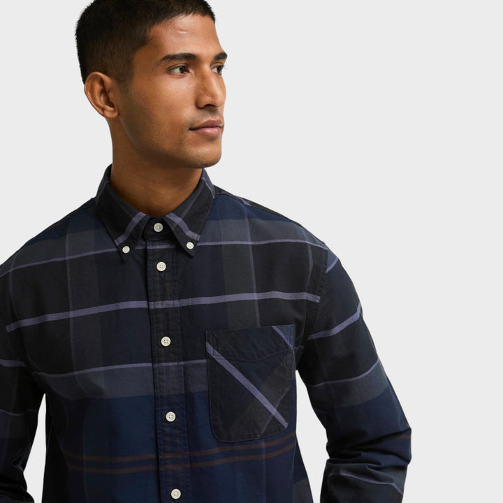 Barbour Mineral Authen Skjorte i Navy – nærbillede på model af krave, tern og brystlomme