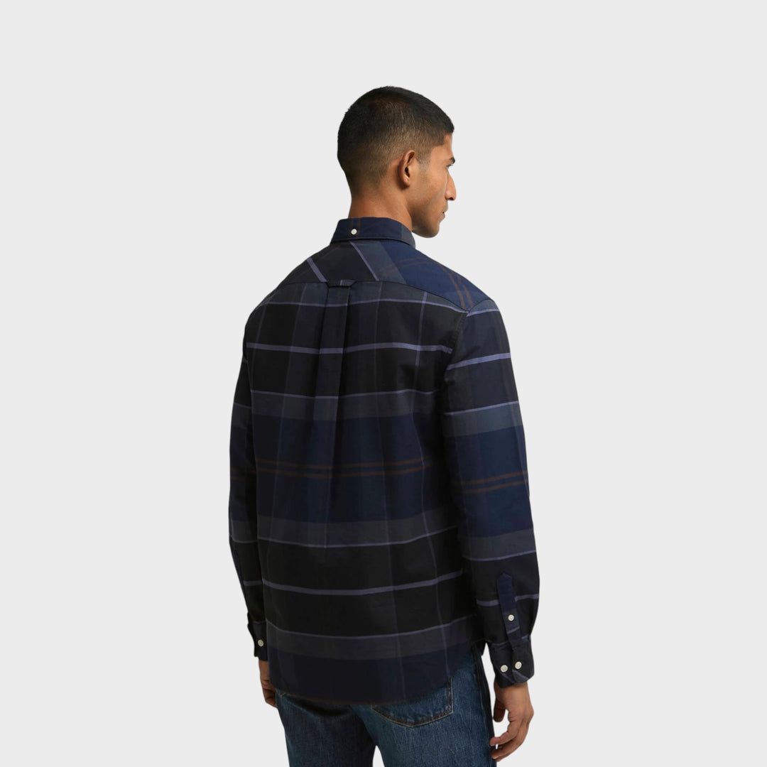 Barbour Mineral Authen Skjorte i Navy – vist bagfra på model