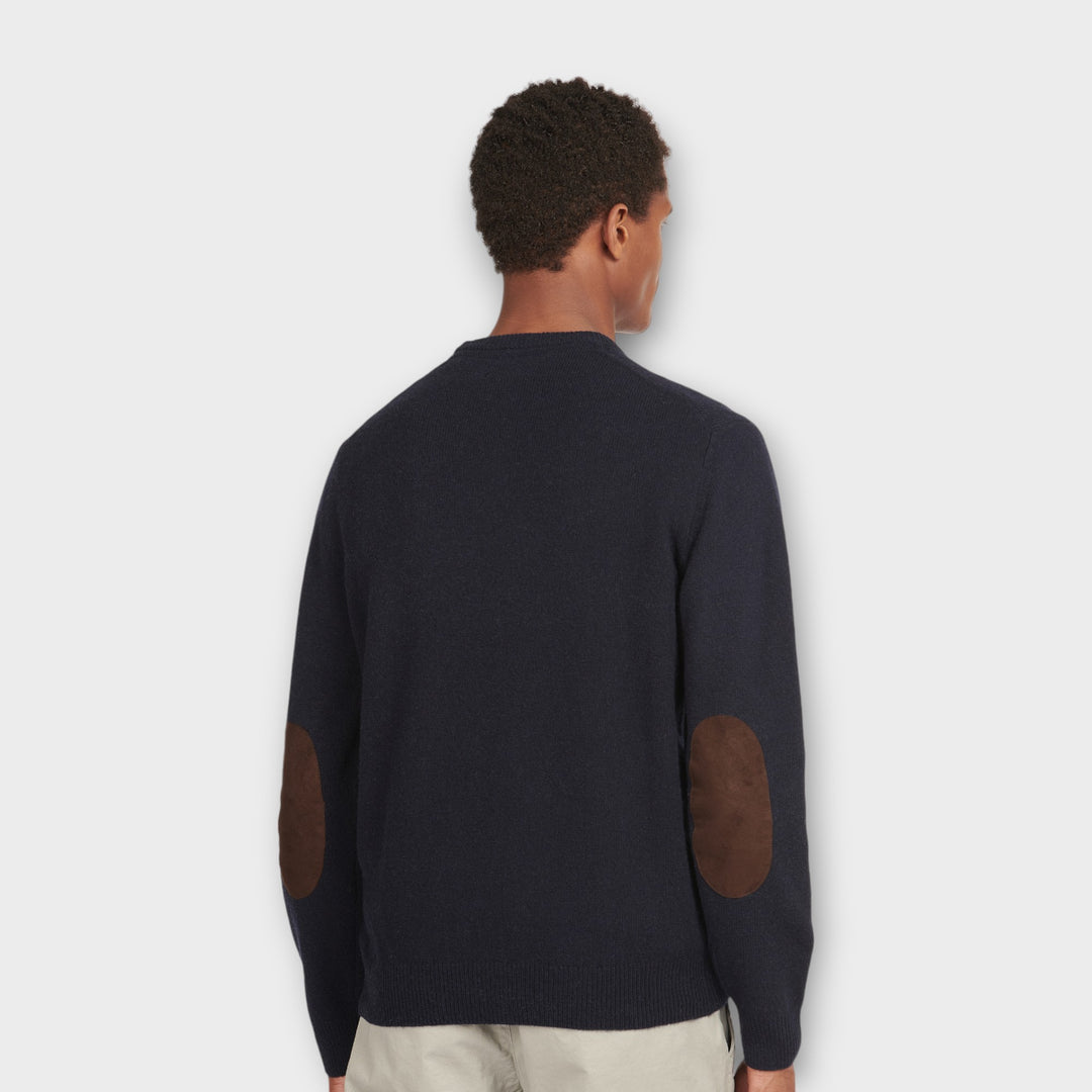 - Detalje af albuepatch og lammeuld på Barbour Patch Strik i Navy