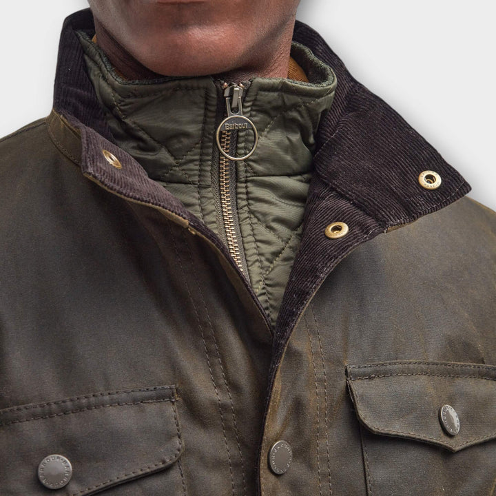 Detalje af fløjlskrave og quiltet indervest på Barbour Ogston Wax Jakke
