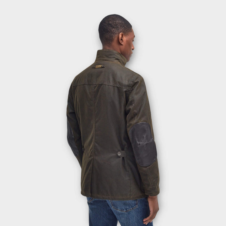 Barbour Ogston Wax Jakke i Grøn vist bagfra med læderpatches på albuerne