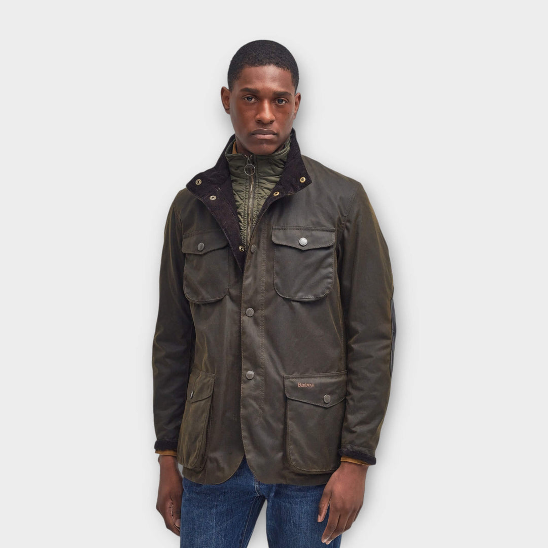 Barbour Ogston Wax Jakke i Olive vist forfra på model