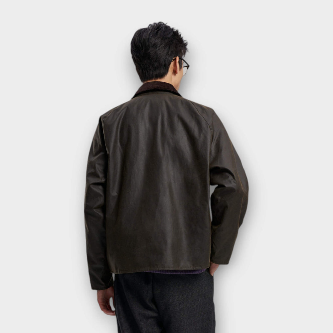 Barbour OS Transport Wax Jakke i Olive vist bagfra på model