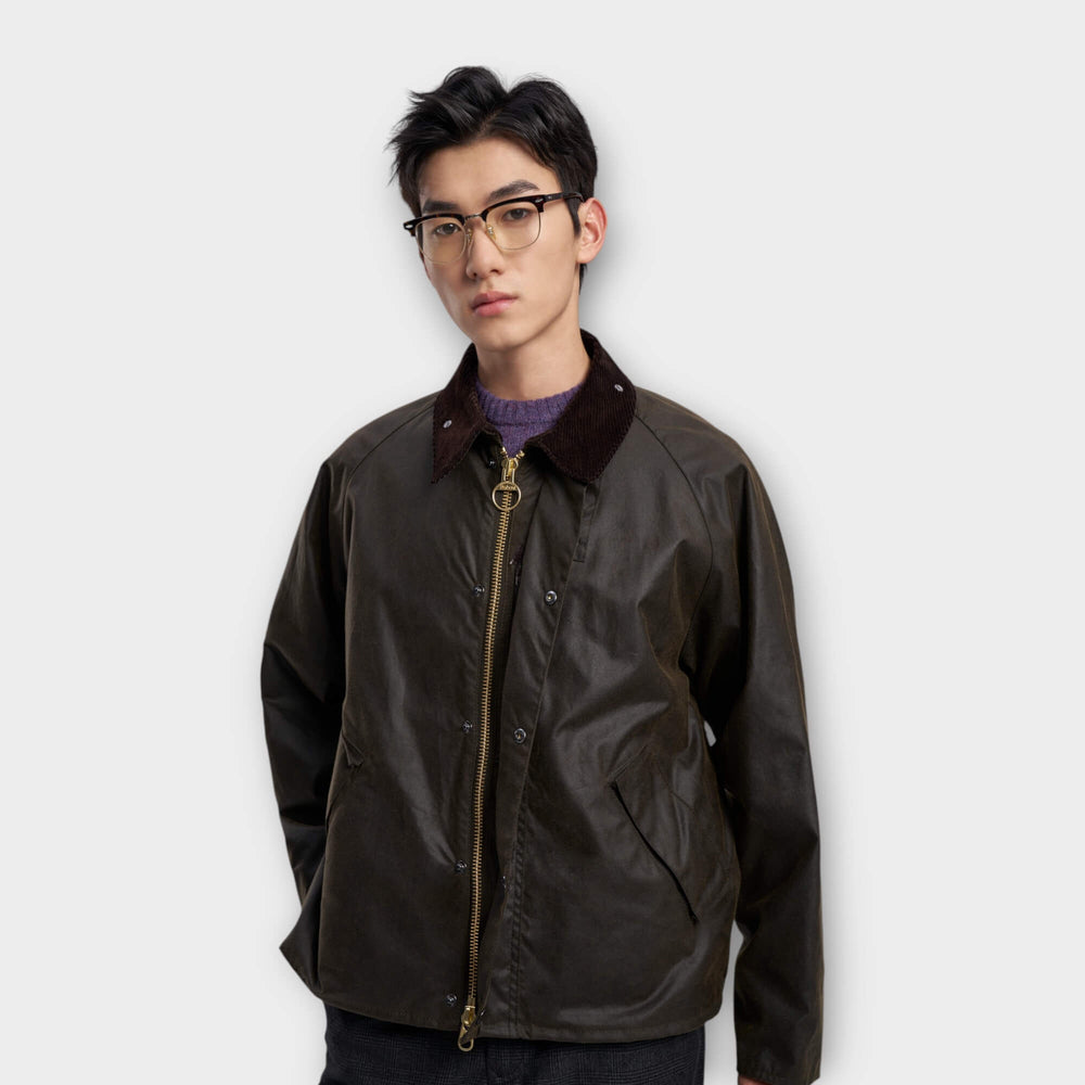 Barbour OS Transport Wax Jakke i Olive vist forfra på model med jakken åben