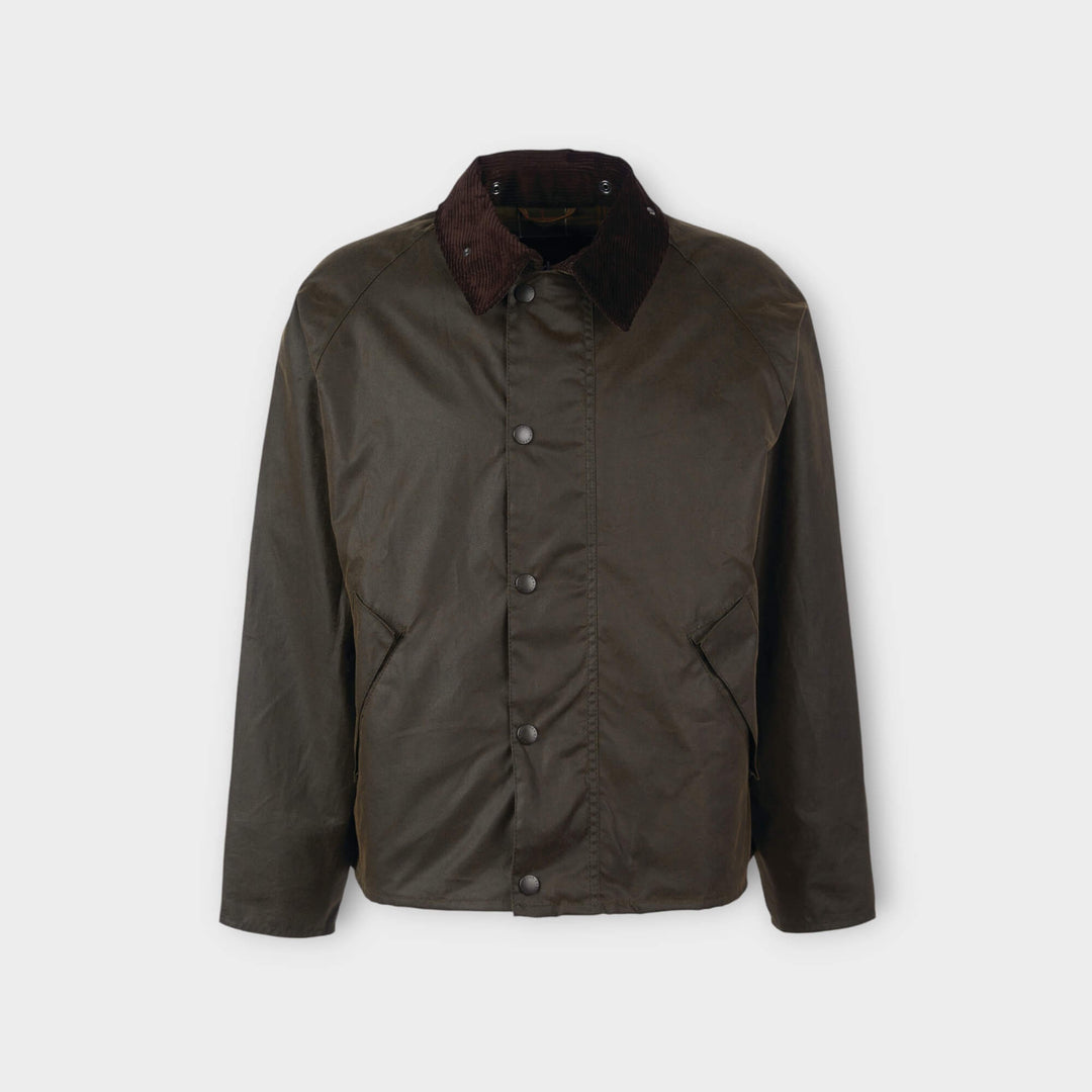 Barbour OS Transport Wax Jakke i Olive set forfra med fløjlskrave og frontlommer