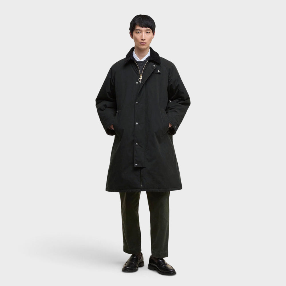 Barbour Padded Exmoor Coat i Coated Black vist forfra på model