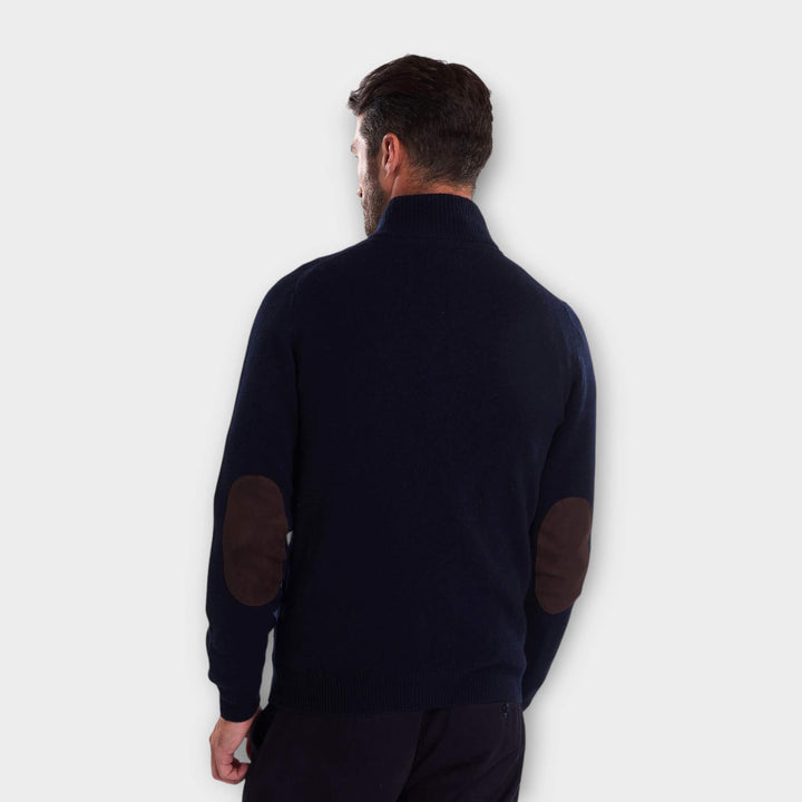 Barbour Patch Zip Through i Navy vist bagfra på model