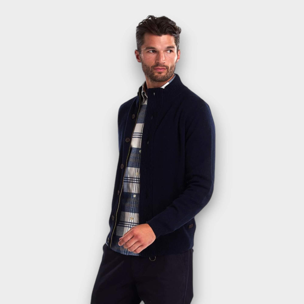 Barbour Patch Zip Through i Navy vist forfra på model