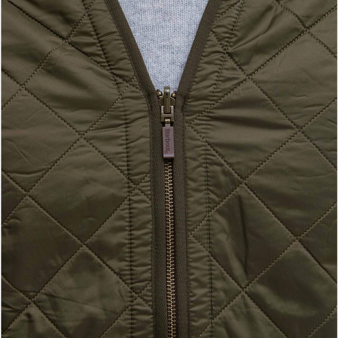 - Detalje af tonalt Barbour-logo på Polarquilt Zip-In Liner i Olive