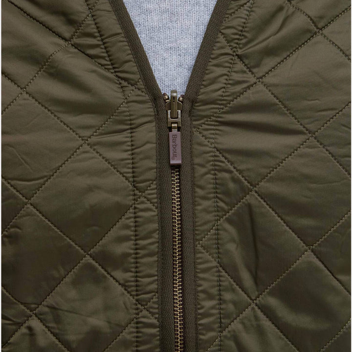 - Detalje af tonalt Barbour-logo på Polarquilt Zip-In Liner i Olive