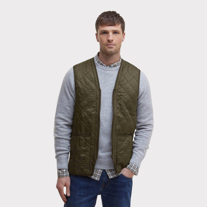 Barbour Polarquilt Zip-In Liner i Olive vist bagfra på model