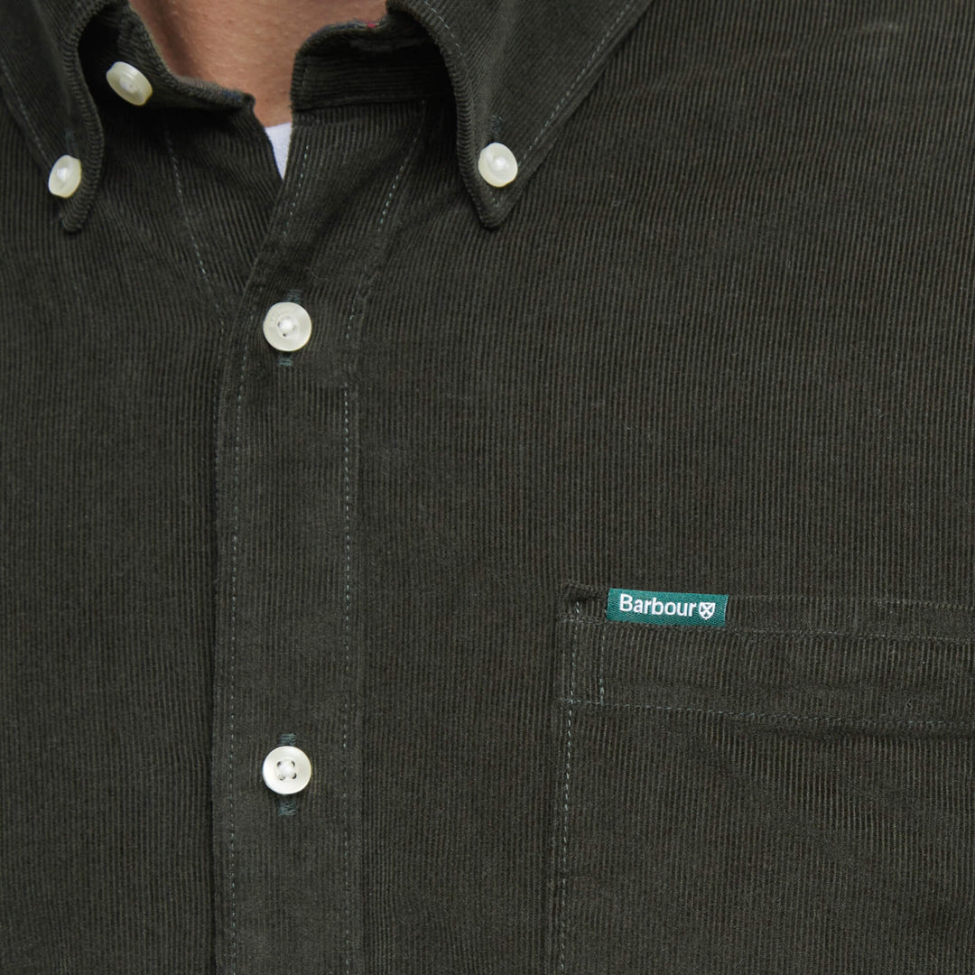 Detalje af brystlomme og Barbour-logo på Ramsey Corduroy Skjorte i Grøn
