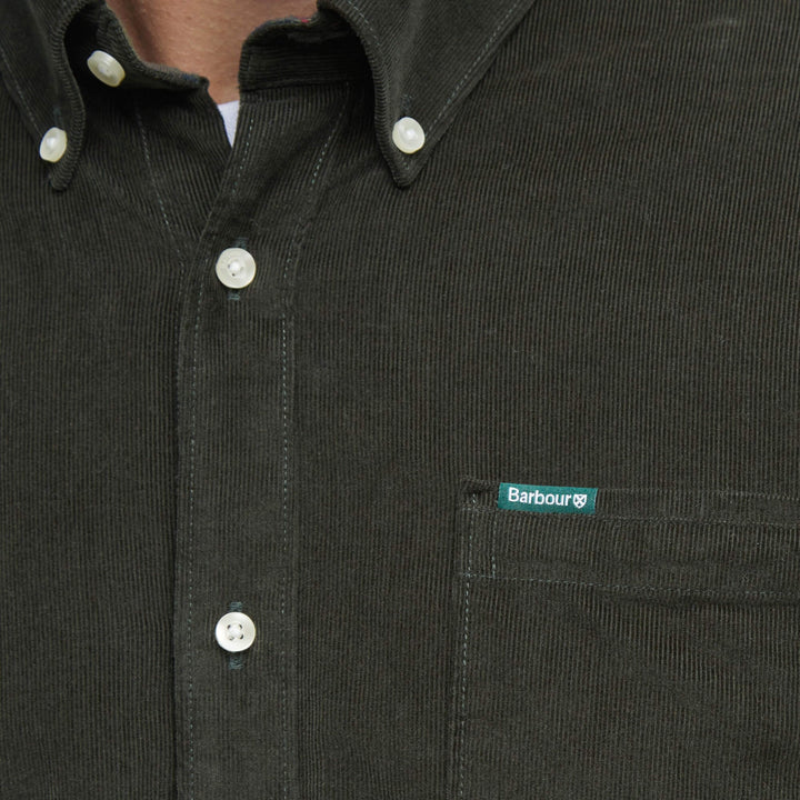 Detalje af brystlomme og Barbour-logo på Ramsey Corduroy Skjorte i Grøn