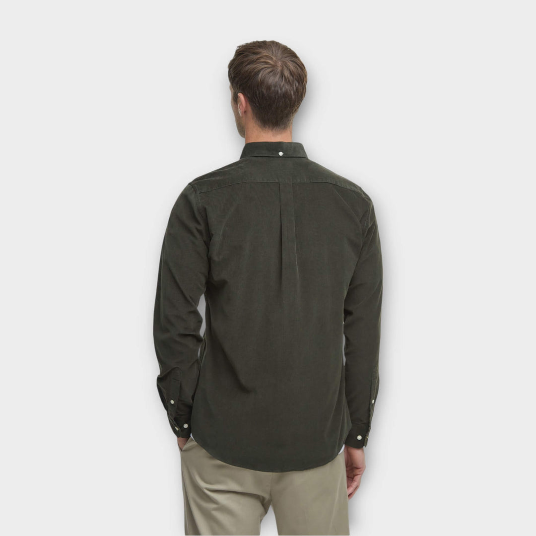 Close-up af button-down krave og fløjlsstruktur på Barbour Ramsey Skjorte i Grøn