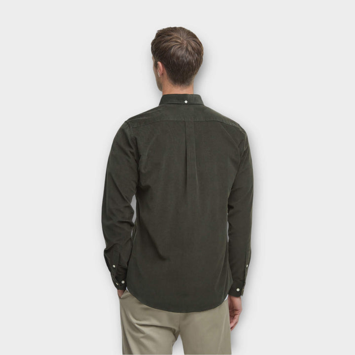 Close-up af button-down krave og fløjlsstruktur på Barbour Ramsey Skjorte i Grøn