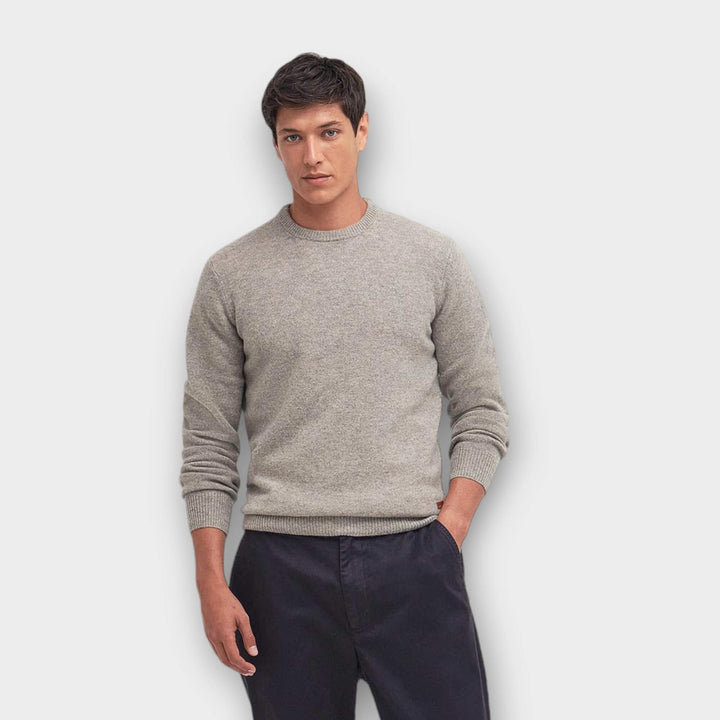 Barbour uldstrik i Sand vist forfra på model