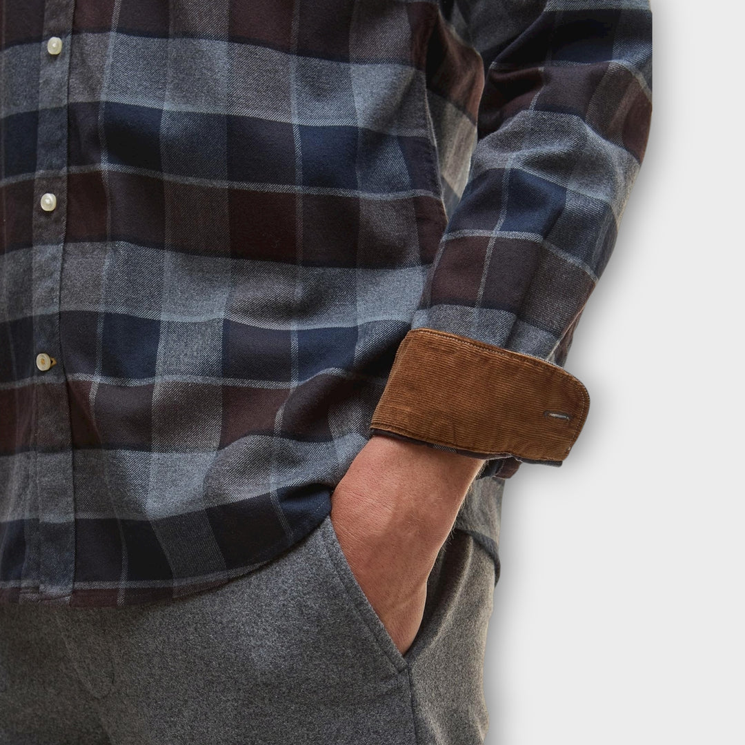 Barbour Valley herreskjorte med tailored fit i Dark Oak