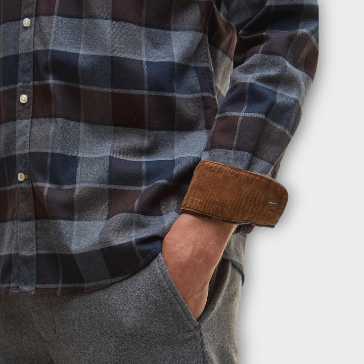 Barbour Valley herreskjorte med tailored fit i Dark Oak