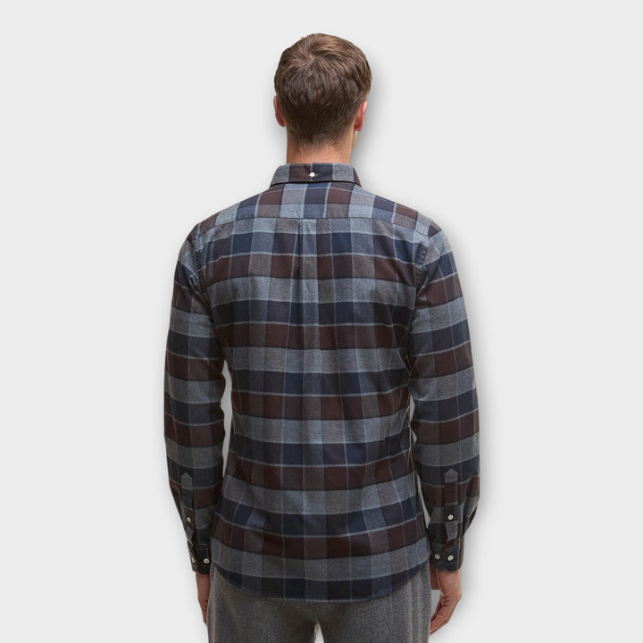 Klassisk ternet skjorte fra Barbour i Dark Oak nuance
