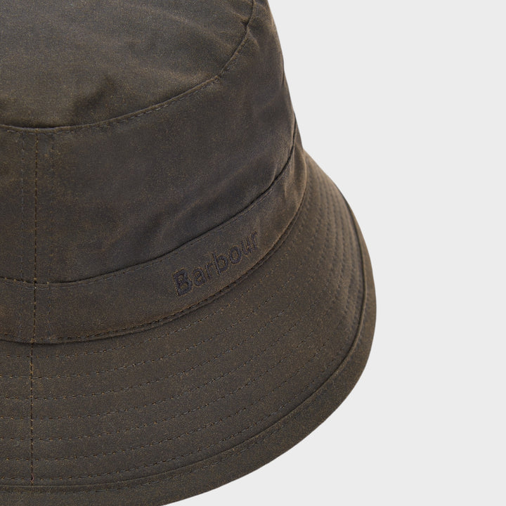 Close-up af broderet Barbour-logo og syninger på Wax Bucket Hat i Grøn