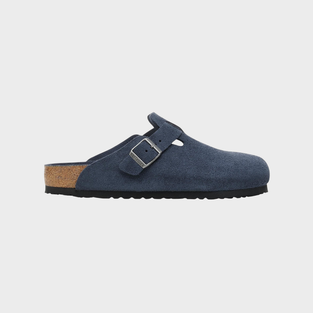 Birkenstock Boston Suede Leather i New Navy set forfra med klassisk clog-design.