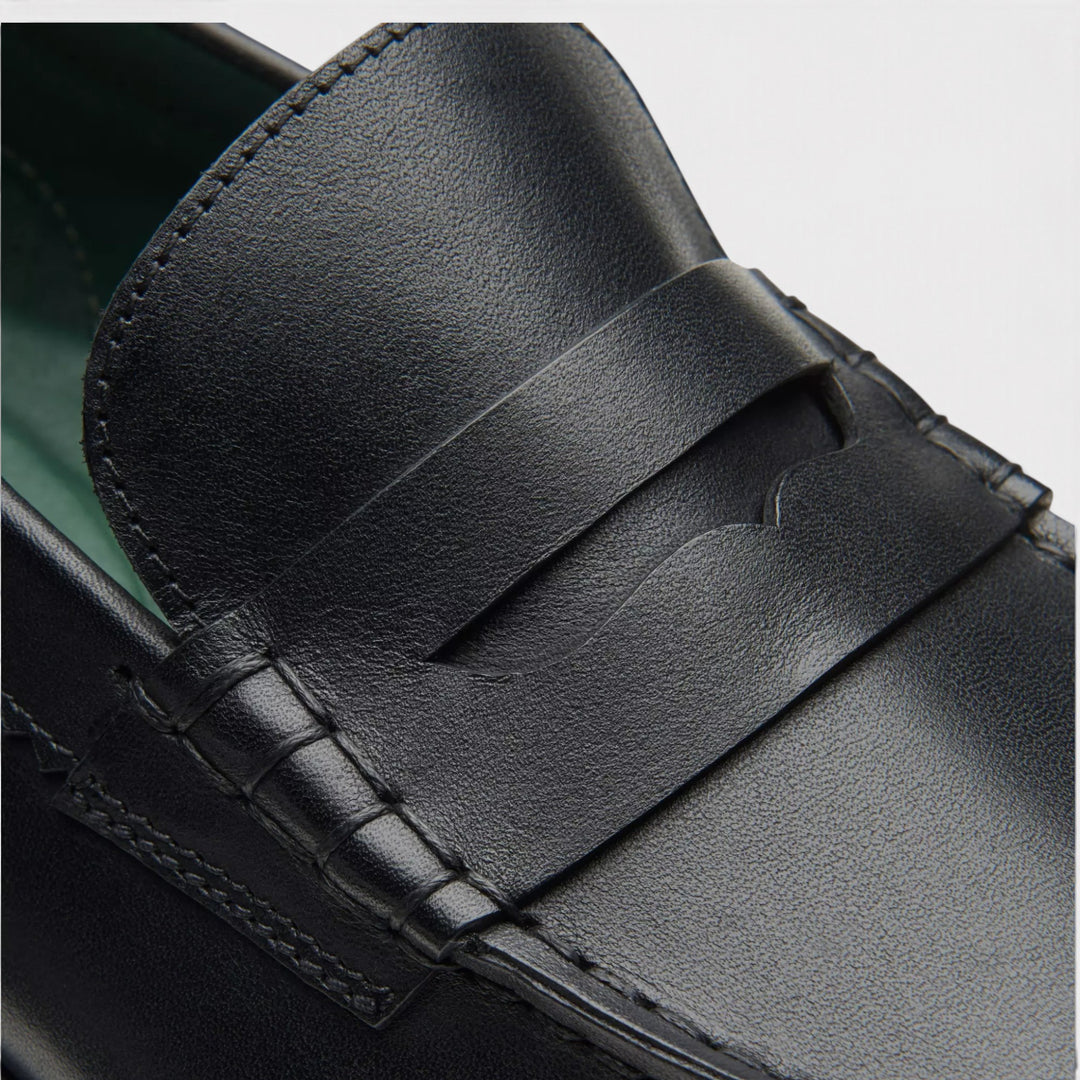 Nærbillede af penny-rem, pløs og syninger på Clarks Craft James Lo i Black Leather.