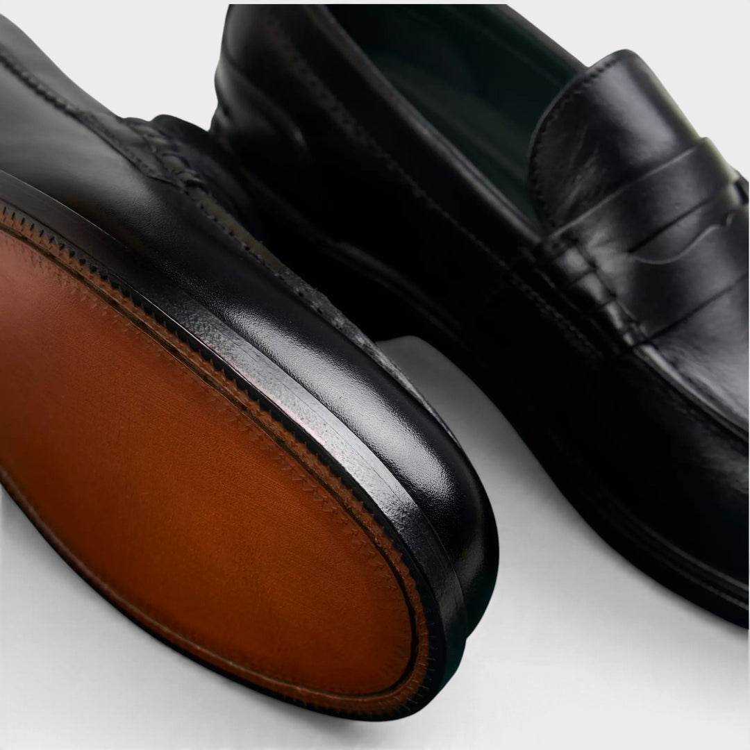 Nærbillede af Clarks Craft James Lo i Black Leather med brun underside, syning ved sålkanten og sort overdel.