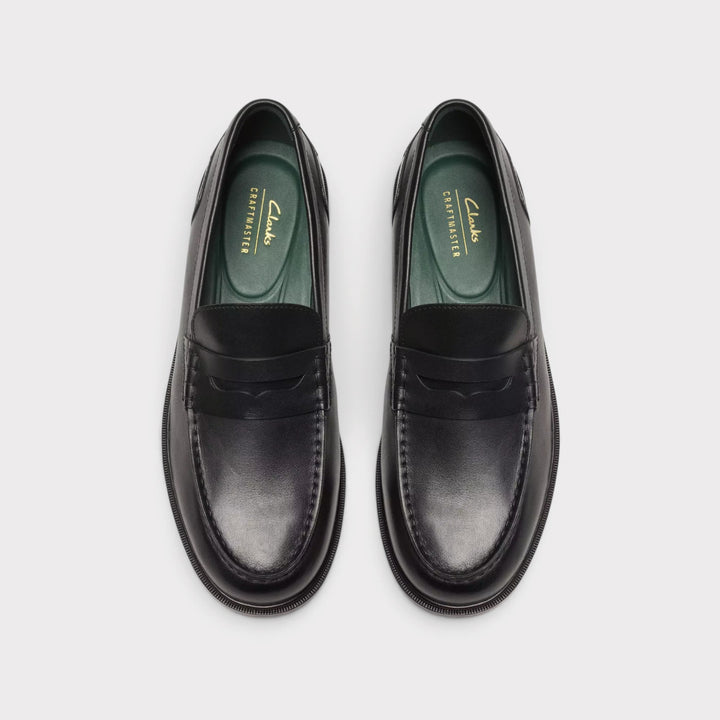 Clarks Craft James Lo i Black Leather vist som par ovenfra med grønt indvendigt og logoer i guldfarve.