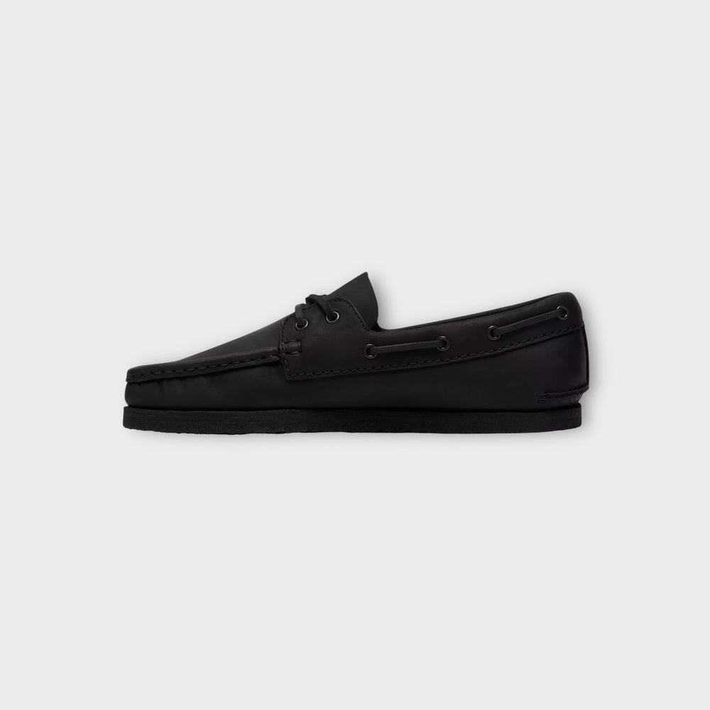 Clarks Godney Boat i Black Leather set bagfra med stabil hælkonstruktion.