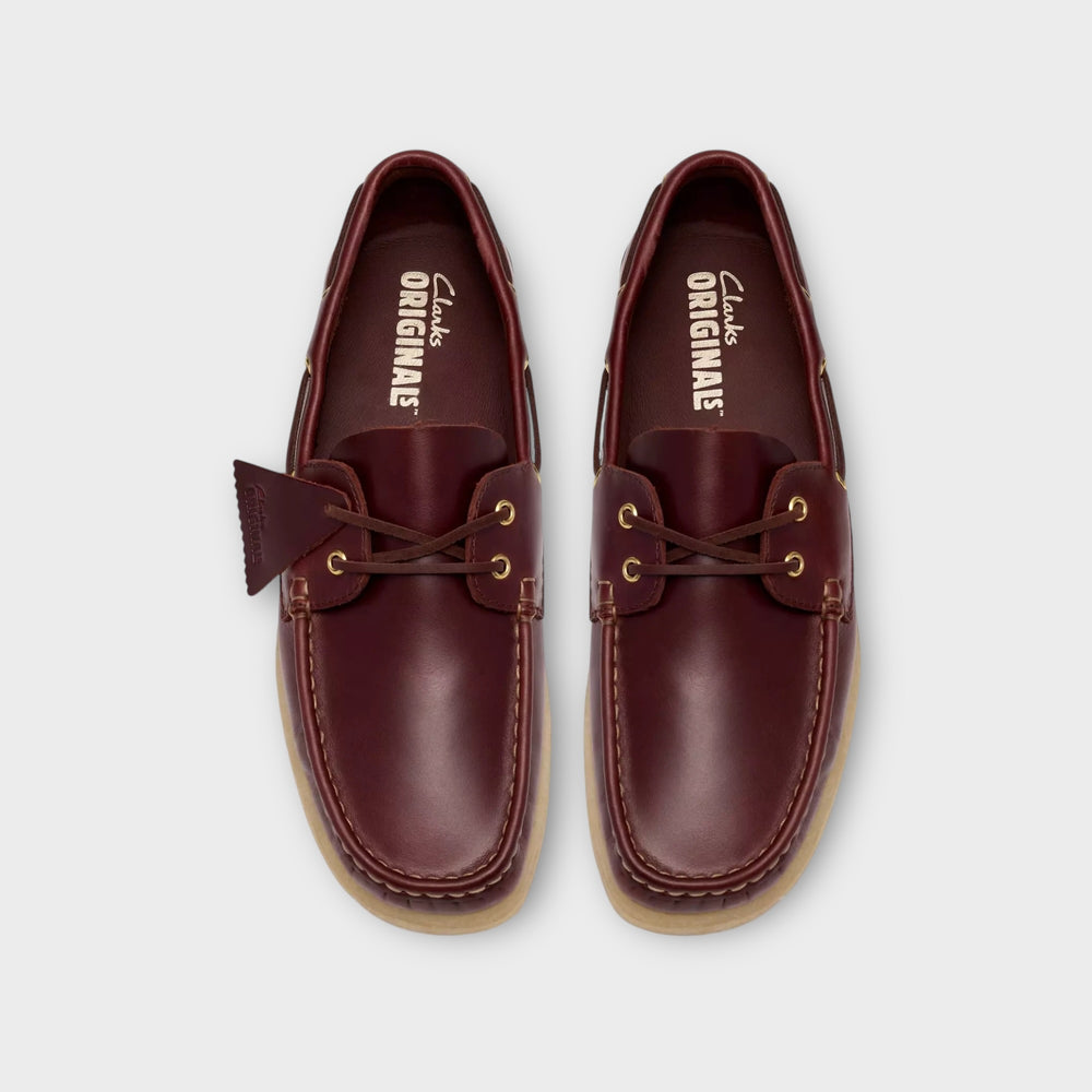 Clarks Godney Boat i British Tan Leather set bagfra med stabil hælkonstruktion.