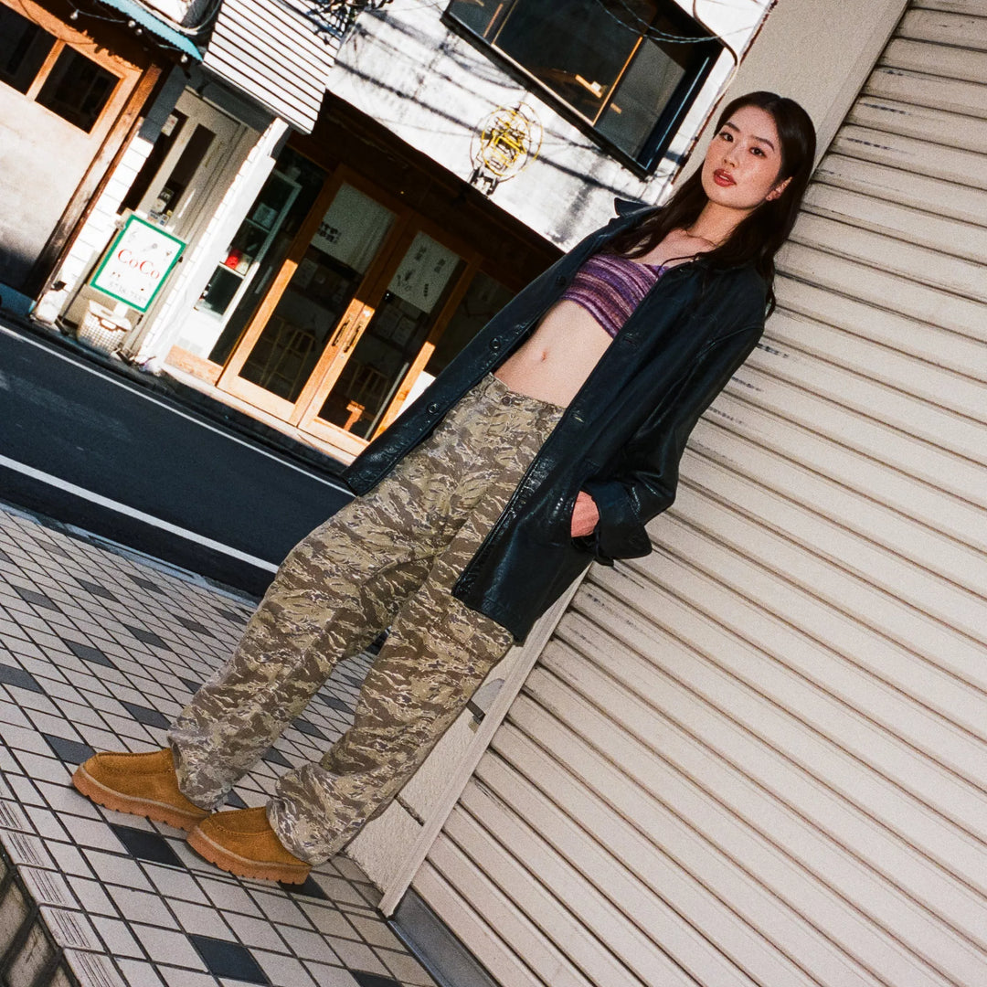 Clarks Originals Meare Mule i Caramel Warmline set bagfra