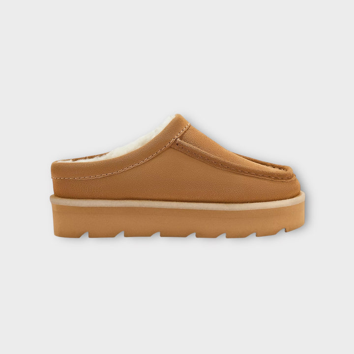 Clarks Originals Meare Mule i Caramel Warmline set fra siden