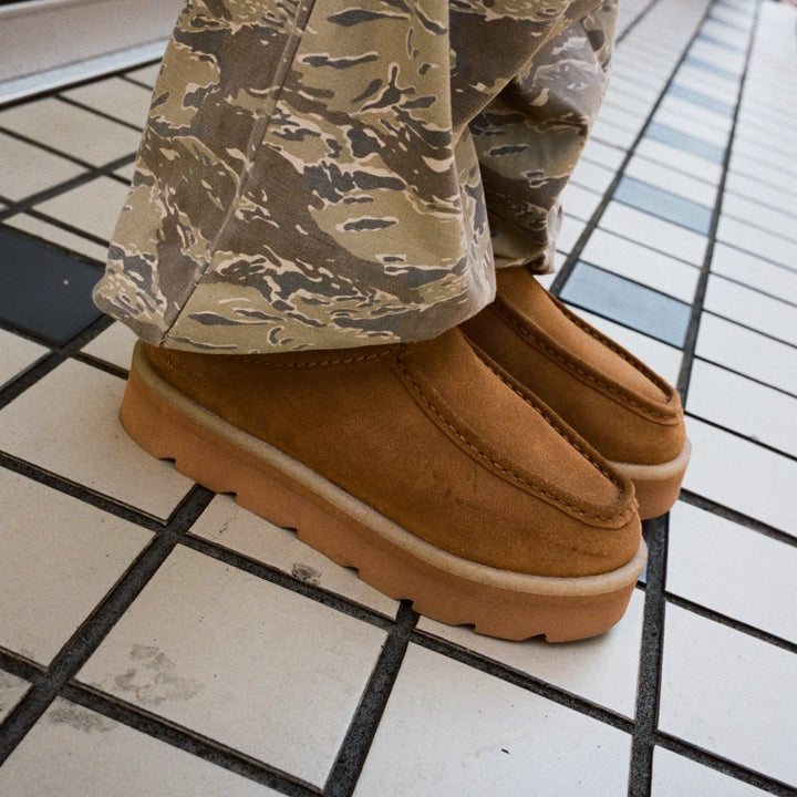 Clarks Originals Meare Mule i Caramel Warmline sko vist fra siden