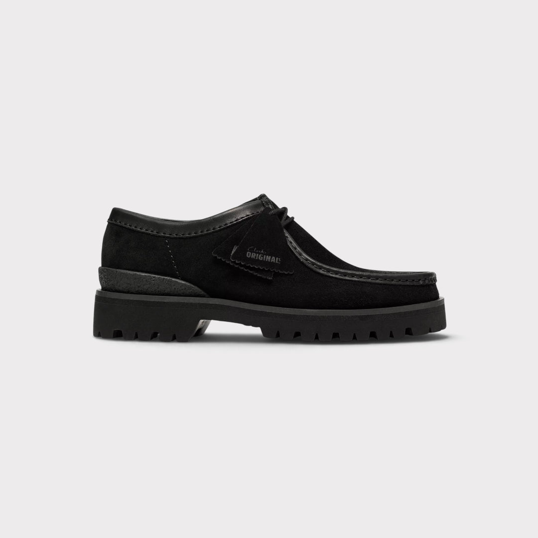 Clarks Walla Yukoner i Black Combination Suede set fra siden med sort sål og mærker ved snøringen.