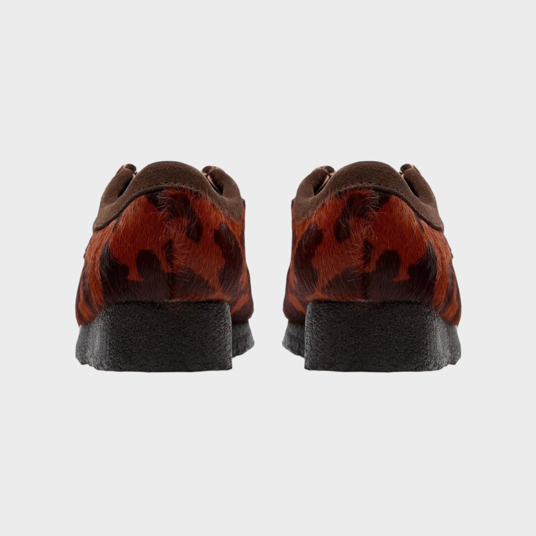 Brun Clarks Wallabee med flade snørebånd og kaffe-farvet sålespray koprint