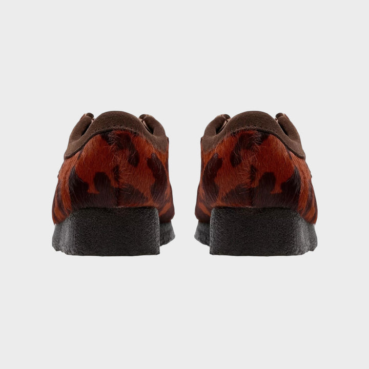 Brun Clarks Wallabee med flade snørebånd og kaffe-farvet sålespray koprint